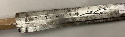 null Trois lames de forte épée XVIIIe, l'une au loup de Passau datée : "1741" et...