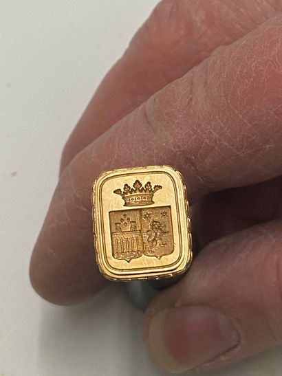 null 
Armorial stamp in chased gold, handle in black jasper; with its case in green...