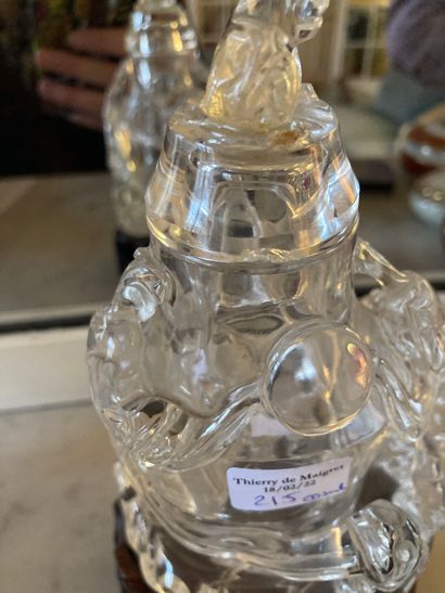 null Vase couvert en cristal de roche à décor de chiens de Fô, avec un socle 

Ht...