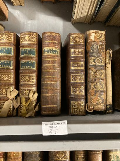 null 
Lot de deux mannettes de volumes divers : de Montigny, Manuel de piqueur, Histoire...