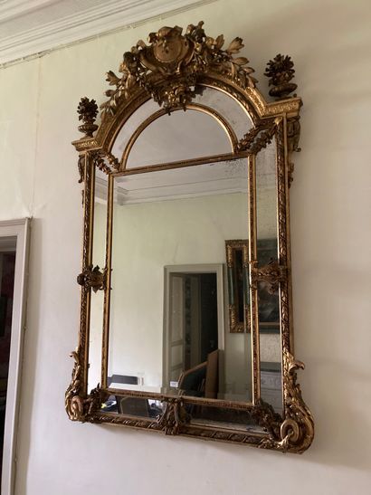 Mirror with glazing in stuccoed wood 

18th...