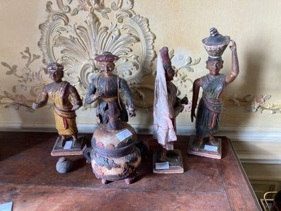 null Lot de quatre statuettes en bois et papier maché peint de personnages indiens...