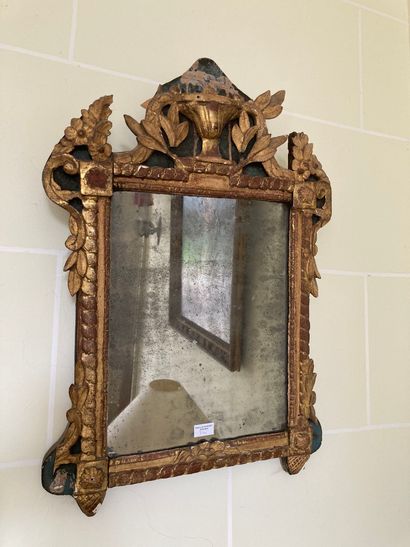 Petit miroir à fronton en bois doré laqué

Epoque...
