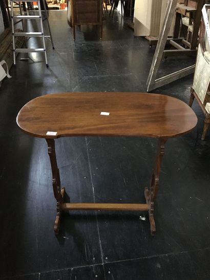 Mahogany kidney-shaped table, openwork uprights...