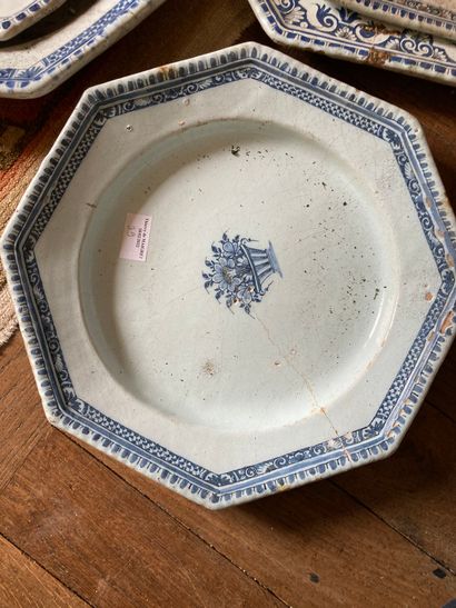 null Mannette de plats en porcelaine et faïence dans le goût de Rouen et de Sèvres...