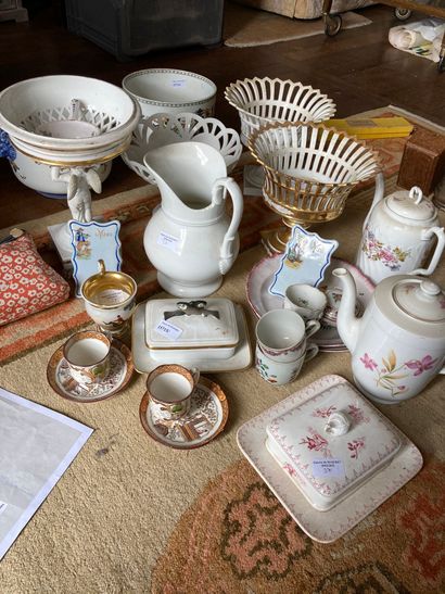 null Lot of porcelain and earthenware including cups and saucers in Sarguemine, pot...