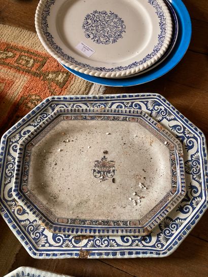 null Manette of porcelain and earthenware dishes in the taste of Rouen and Sevres...