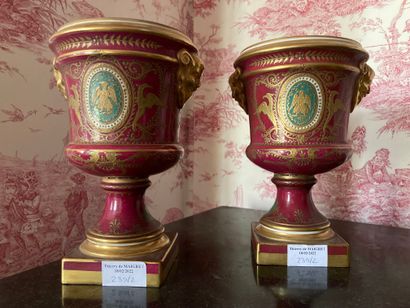 null Dans le goût de Sèvres 

Paire de vases sur piédouche fond rouge

H : 22 cm...