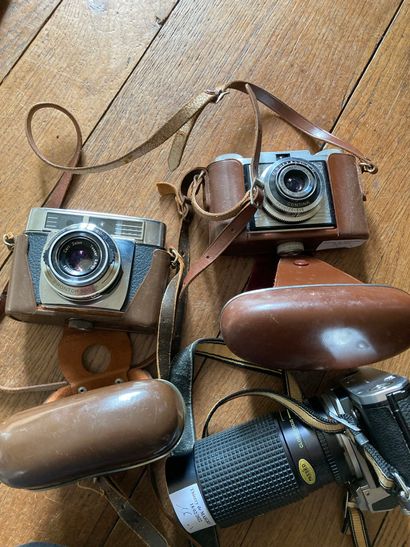 null Lot de trois appareils photos dont Nikon, Zeiss dont deux leurs étuis en cuir

Usures

Lot...