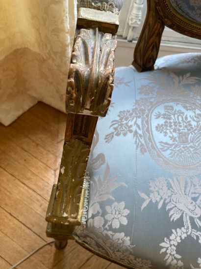 null Mobilier de salon de style Louis XVI en bois doré à dossier médaillon : canapé...