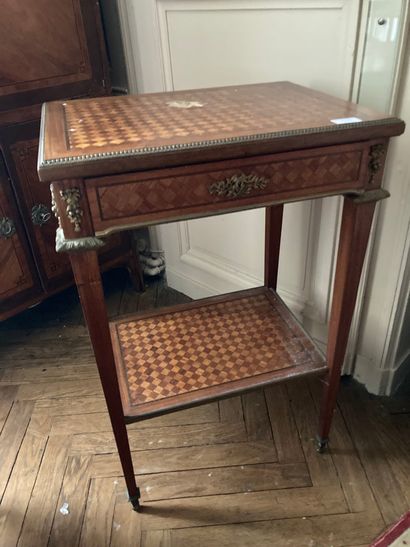 Table en placage 

Style Louis XVI

Sauts...