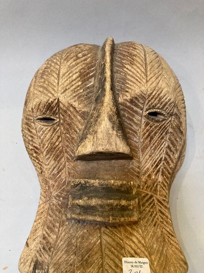 null Mask in the style of Kifwebe productions (DRC)

H : 29 cm 

Worn 

Lot sold...