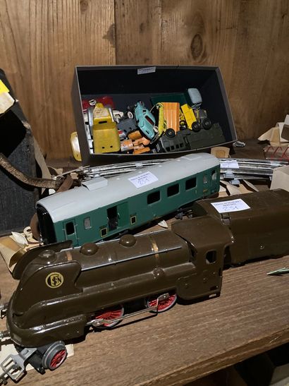 null Lot de jouets divers dont des élements de trains (une locomotive, un wagon JEP,...