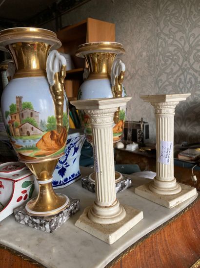 null 
Lot de porcelaine et faïences comprenant une paire de vases en Paris, un encrier,...