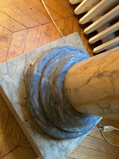 null Colonne en bois façon imiation de marbre veiné bleu et jaune

Ht : 115,5 cm

(accidents...