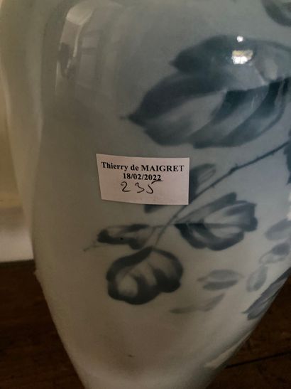 null Vase couvert à décor de fleurs, dans le goût de Copenhague

Lot vendu en l'état...