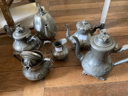 null Lot of pewter: four pots, sugar bowl, milk jug 

Worn 

Lot sold as is