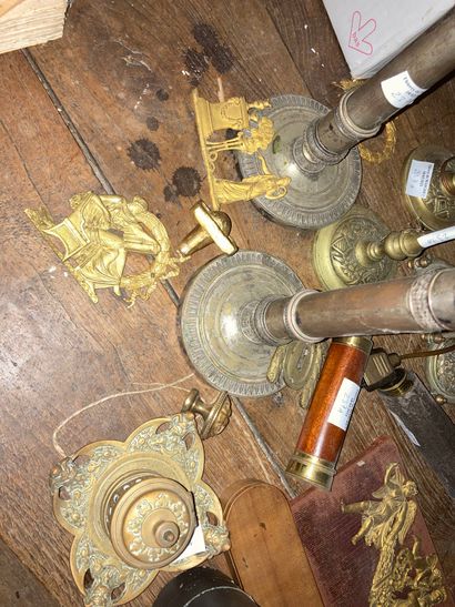 null Lot de bronzes comprenant une paire de flambeaux, petits flambeaux, instruments...
