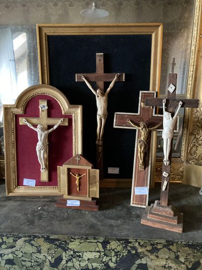 null Lot de 5 crucifix divers 

Usures 

Lot vendu en l'état 

ref 183