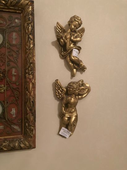null Lot d'angelots et reliquaire à décor de paperolles

25,5 x 23,5 cm