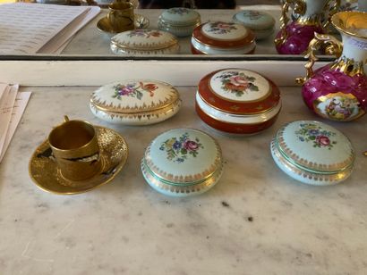 null Lot de porcelaine : bonbonnières de Limoges, vase, tasse liton et sa sous tasse,...