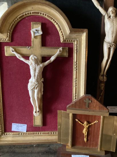 null Lot de 5 crucifix divers 

Usures 

Lot vendu en l'état 

ref 183