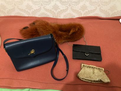 null 
Lot de mode dont 2 sac à main Nina Ricci, un sac à main Chloé rouge et 2 pochettes...