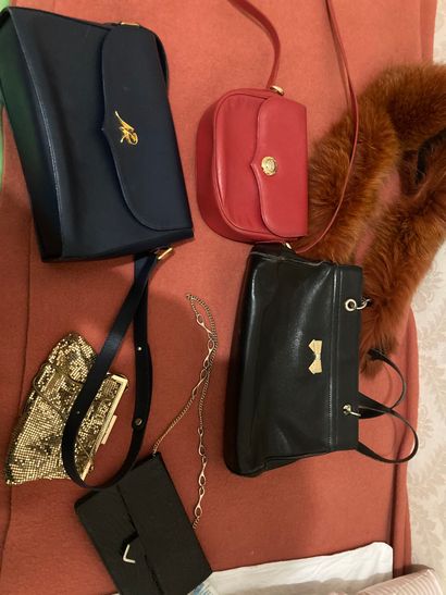 null 
Lot de mode dont 2 sac à main Nina Ricci, un sac à main Chloé rouge et 2 pochettes...