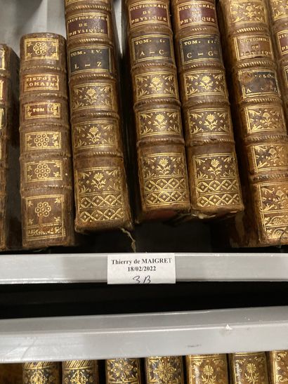 null 
Deux mannettes de livres dont reliés : Ferrand, Martin, Education des abeilles,...