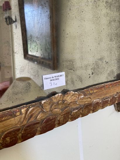 null Petit miroir à fronton en bois doré laqué

Epoque Louis XVI 

(accidents)

80...