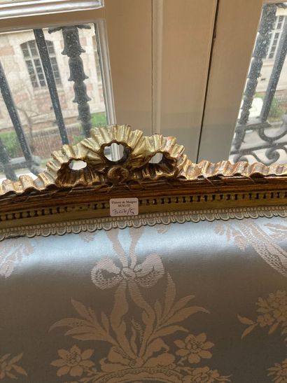 null Mobilier de salon de style Louis XVI en bois doré à dossier médaillon : canapé...