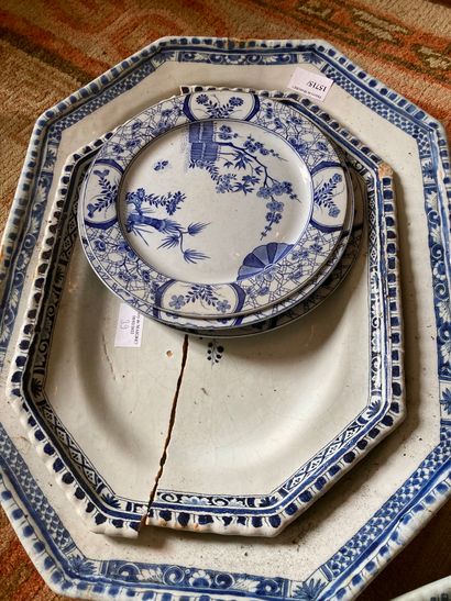null Mannette de plats en porcelaine et faïence dans le goût de Rouen et de Sèvres...