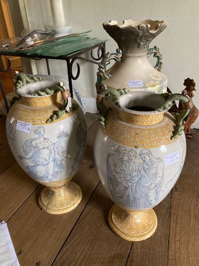 null Grand vase sur piédouche dans le goût de Urbino

Travail italien de style 

Eclats...