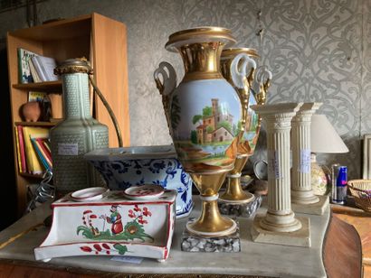 null 
Lot de porcelaine et faïences comprenant une paire de vases en Paris, un encrier,...