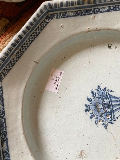 null Mannette de plats en porcelaine et faïence dans le goût de Rouen et de Sèvres...