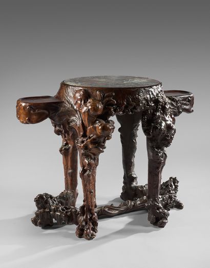 TRAVAIL FRANÇAIS 1900 Important pedestal table made in several parts in wood entirely...
