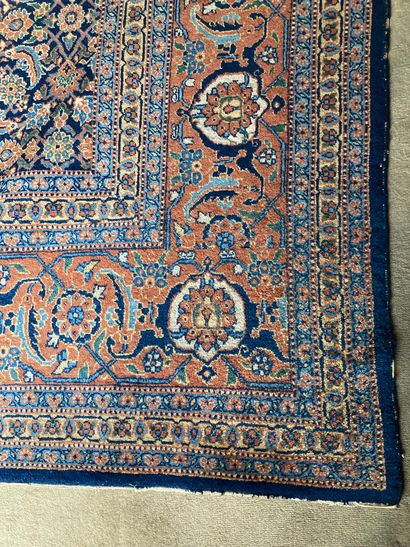 null Grand tapis perse à fond bleu à décor de fleurs et rinceaux. 

347 x 262 cm

(usures)...
