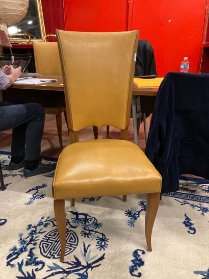 null Suite de 6 chaises Art déco en simili cuir moutarde porte une signature 

H....