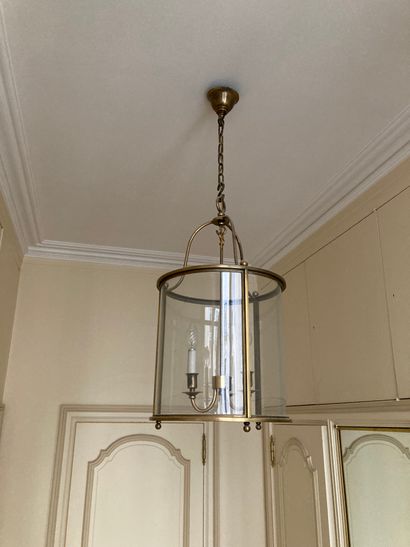 null Lanterne à 3 lumières

Style Louis XVI 

H. : 58 (hauteur avec chaine 100 cm)...
