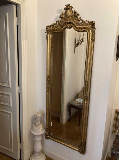 null Miroir stuqué, décor de cartouche

Fin du XIXème siècle

177 x 61 cm

(petits...