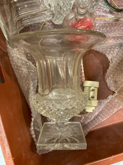null 
Lot of glassware including pair of vases medicis, vase and various
