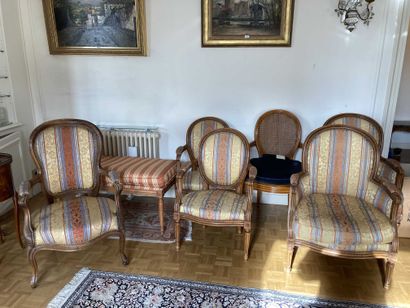 null Ensemble de sièges dépareillés de style Louis XVI : 2 bergères (94 x 66 x 69cm),...