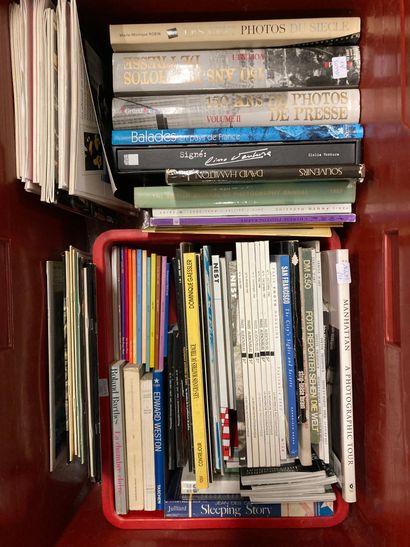 null Lot of various books on the photo, New ROUBO, the art of carpentry. 

two SNCF...
