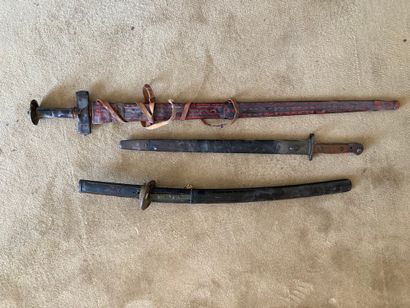null 
Lot comprenant une épée, une baïonnette et un Wakizashi. (vendus en l'état)...
