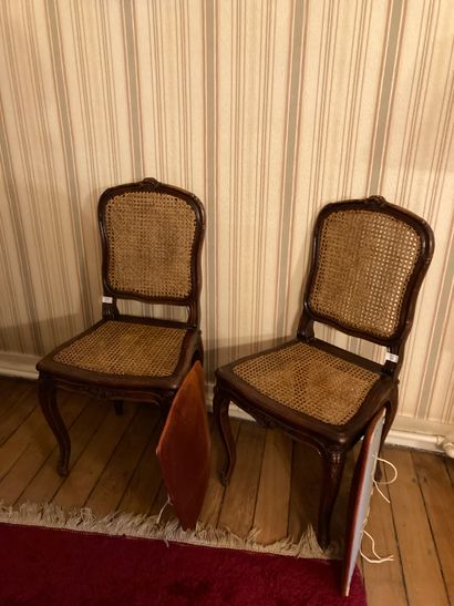 null Paire de chaises cannées de style Louis XV 

H. : 96 cm (usures)(ref. : 8)