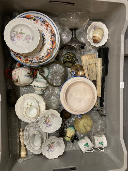 null Lot of various knick-knacks of which silver plated metal and ceramics