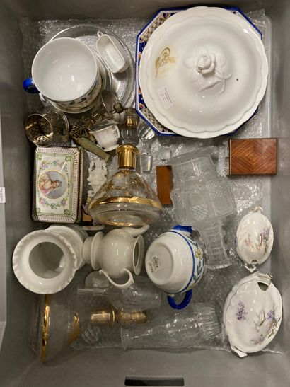 null Lot of various knick-knacks of which silver plated metal and ceramics