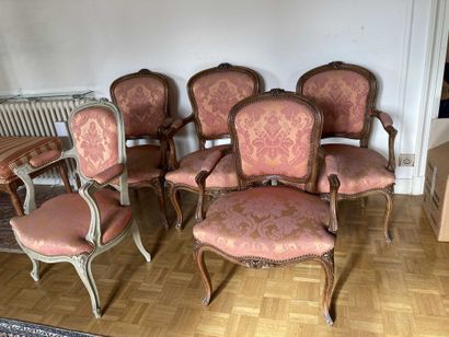 null Ensemble de sièges de style Louis XV : 4 cabriolets en bois naturel et 1 cabriolet...