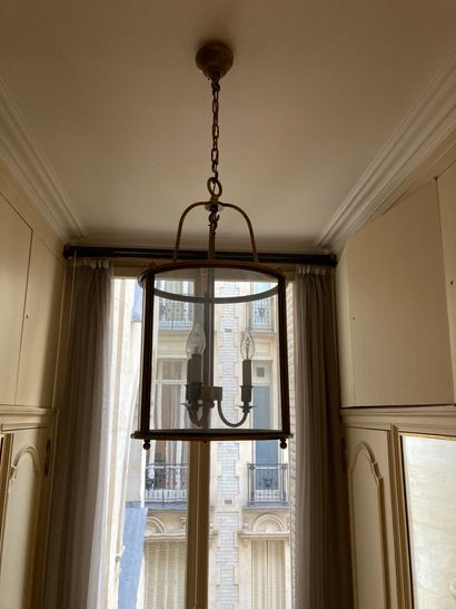 null Lanterne à 3 lumières

Style Louis XVI 

H. : 58 (hauteur avec chaine 100 cm)...