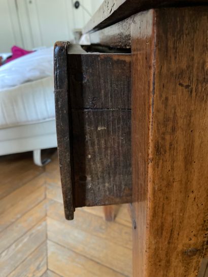 null Table rustique en bois naturel ouvrant par un tiroir en ceinture. 

H. : 68...
